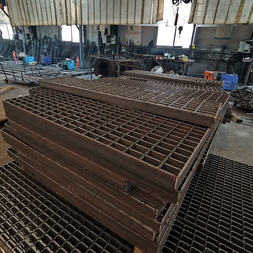 電力工程用平臺(tái)踏步耐用耐磨鋼格柵鋼格板負(fù)載力與安全解析