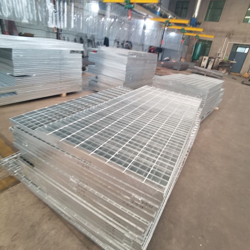 污水處理廠鋼格板如何選？防滑耐腐是關(guān)鍵！