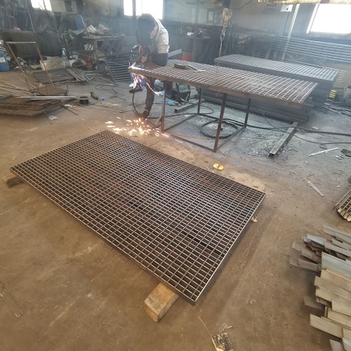 地鐵站臺(tái)鋼格板防滑處理：避免雨天事故！