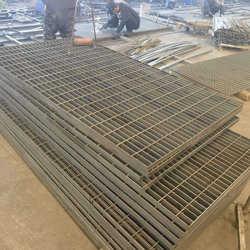 高空作業(yè)平臺專用鋼格板：安全承重設(shè)計全解析！