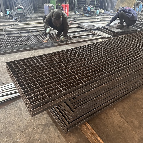 不銹鋼鋼格板vs熱鍍鋅鋼格板，該怎么選