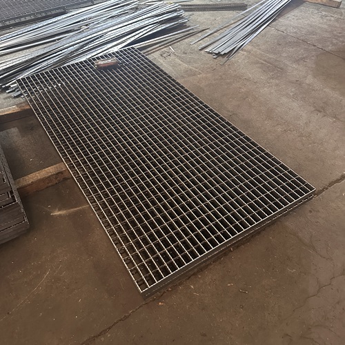 不銹鋼鋼格板vs熱鍍鋅鋼格板，該怎么選