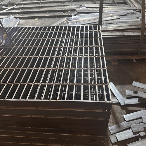 養(yǎng)殖場用鋼格板易清潔防腐蝕養(yǎng)殖戶都在選